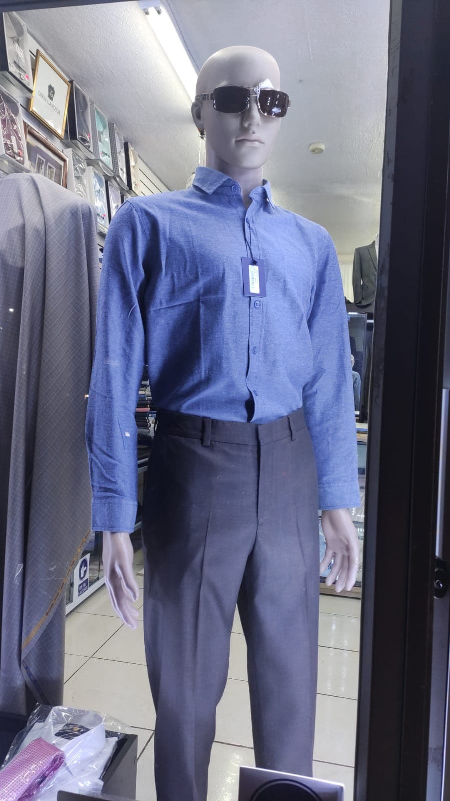 Camisa azul con pantalón gris de vestir