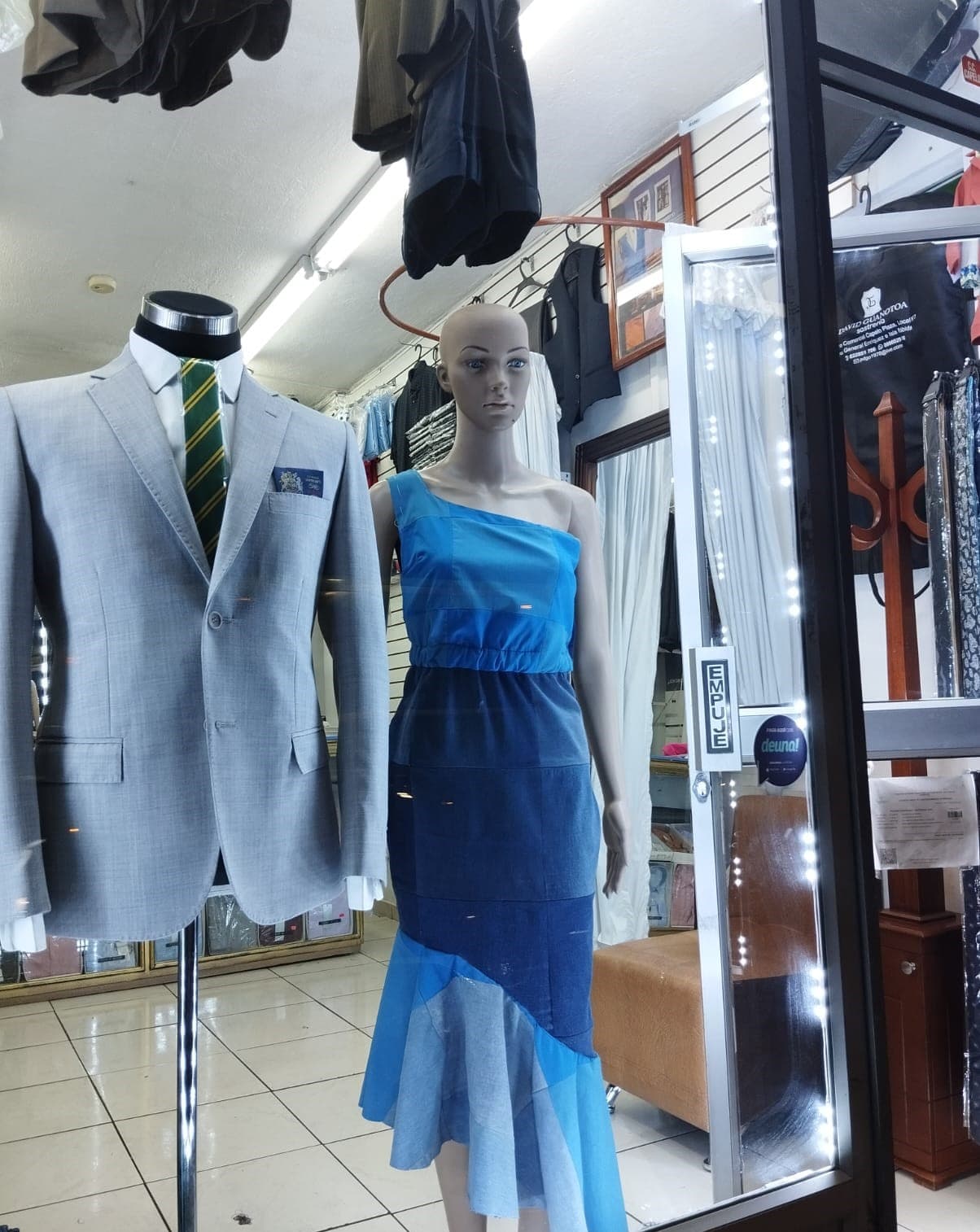 Traje gris claro con corbata y vestido azul para evento