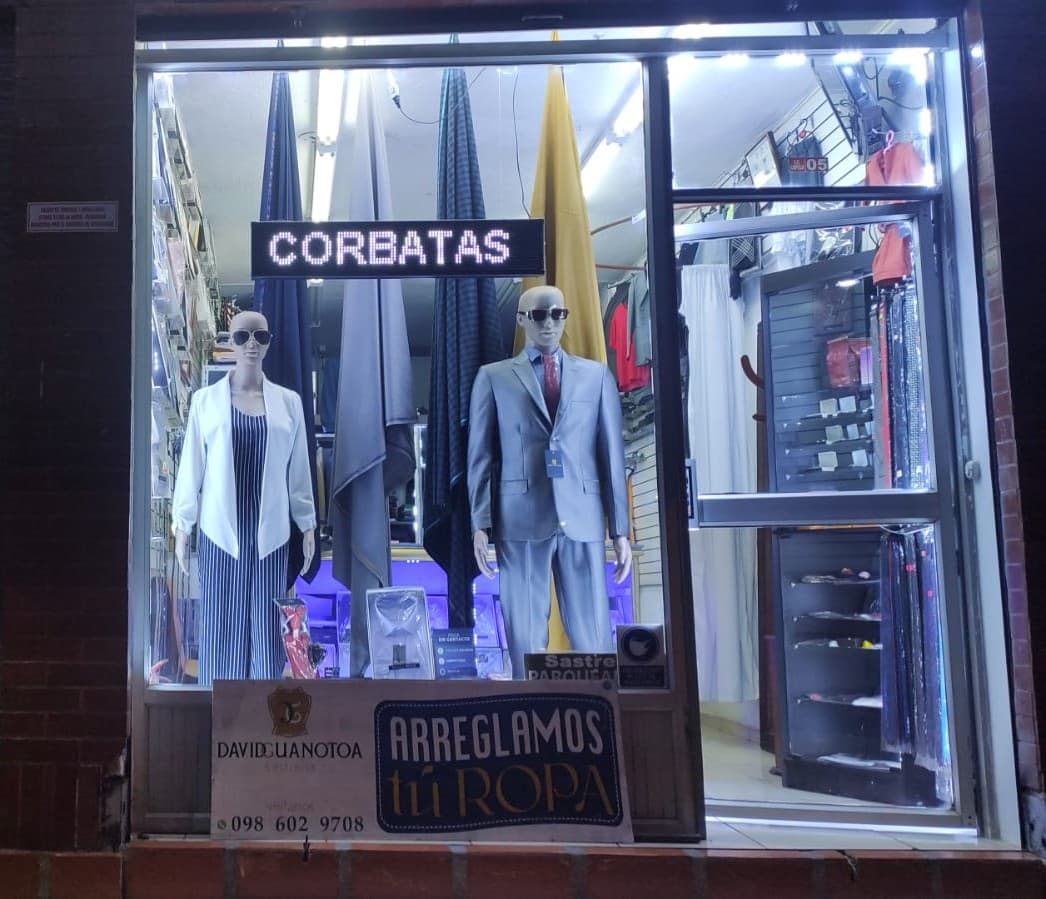 Vitrina de la sastrería con el letrero Arreglamos tu ropa